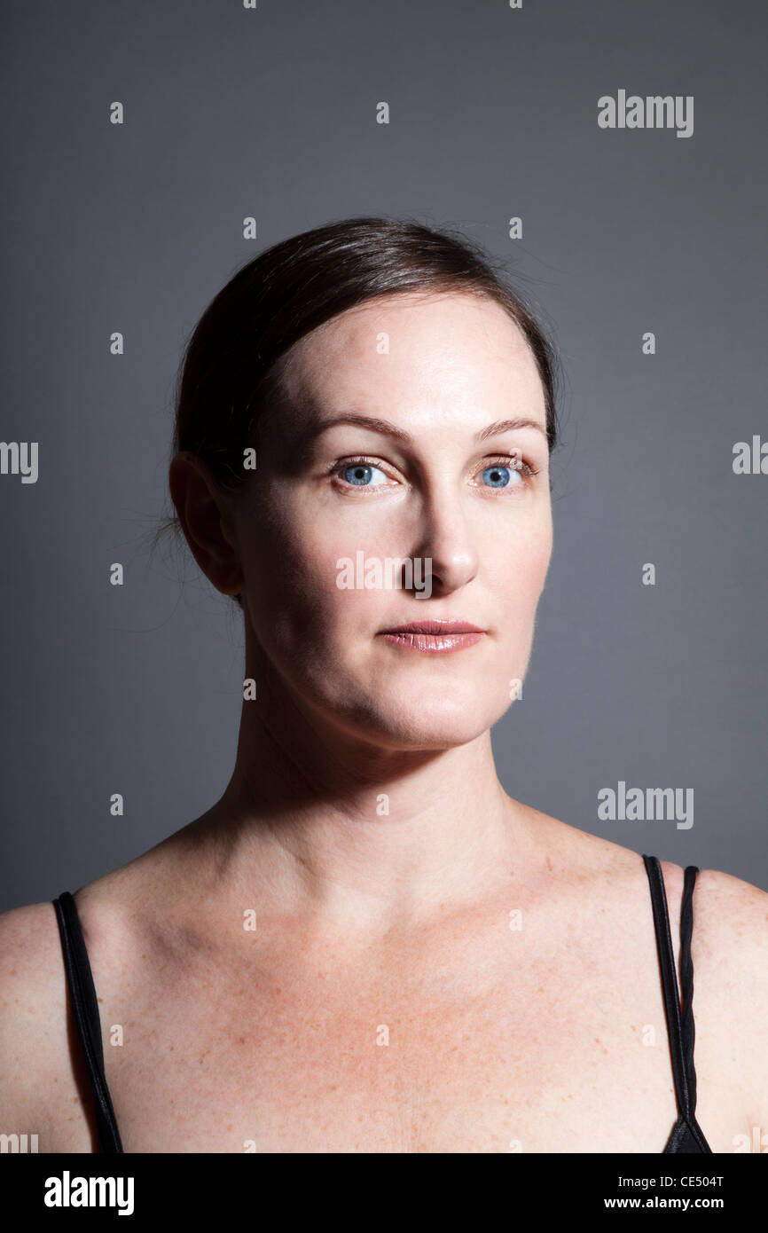 Applying Schönheit Frau Stockfoto