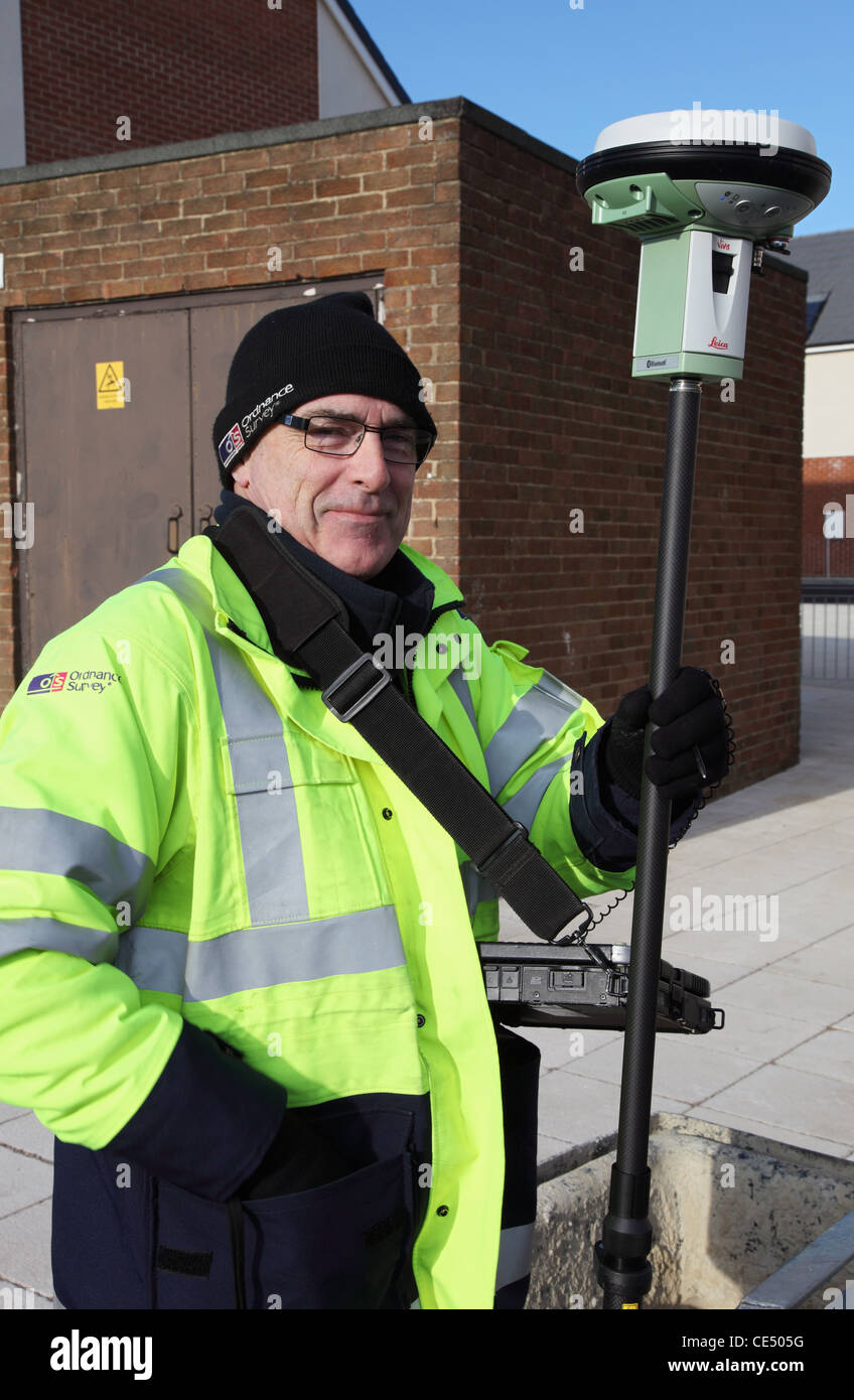 Ein Ordnance Survey Landvermesser mit einer Leica Viva global Positioniereinrichtung und ein Laptop. Stockfoto
