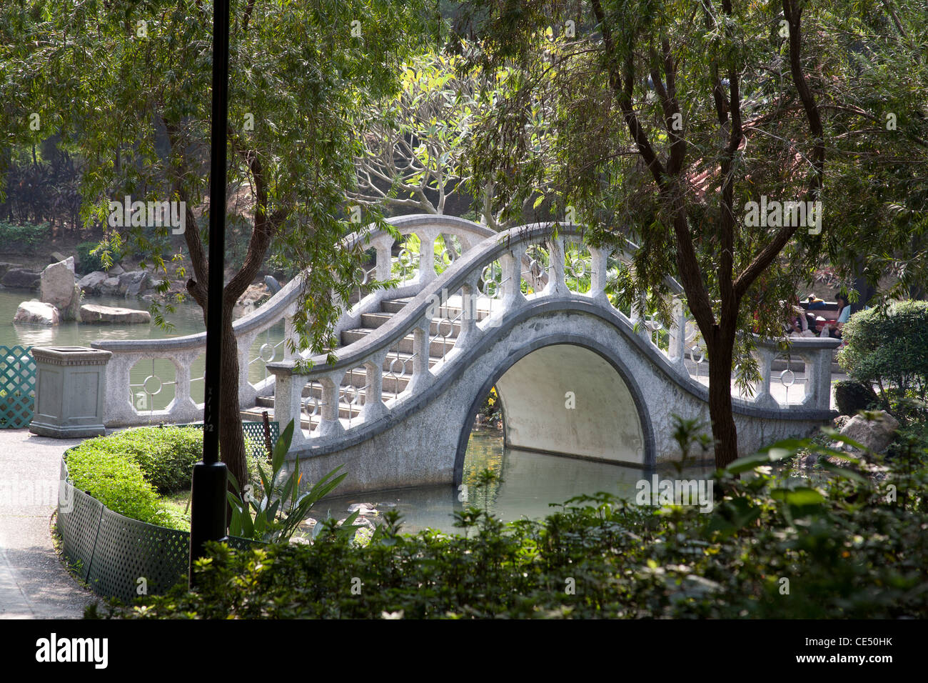 Shatin Park North Garden mit einer Brücke über den See ShaTin neue Gebiete Hong Kong SAR China Stockfoto