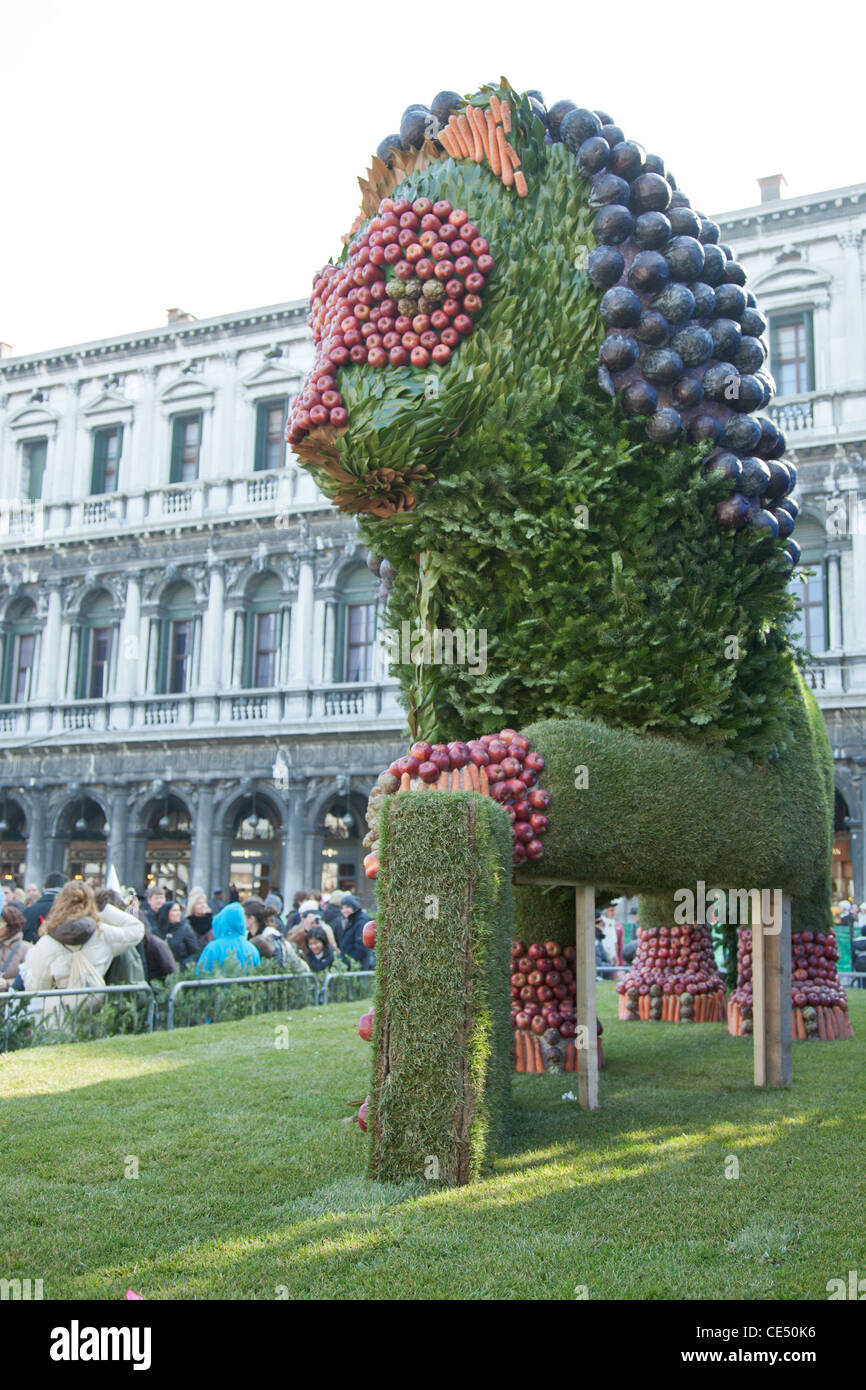 Eine Statue eines Löwen gemacht von Obst und Gemüse steht im Zentrum von Sankt Markus Platz in Venedig, der Karneval zu feiern Stockfoto