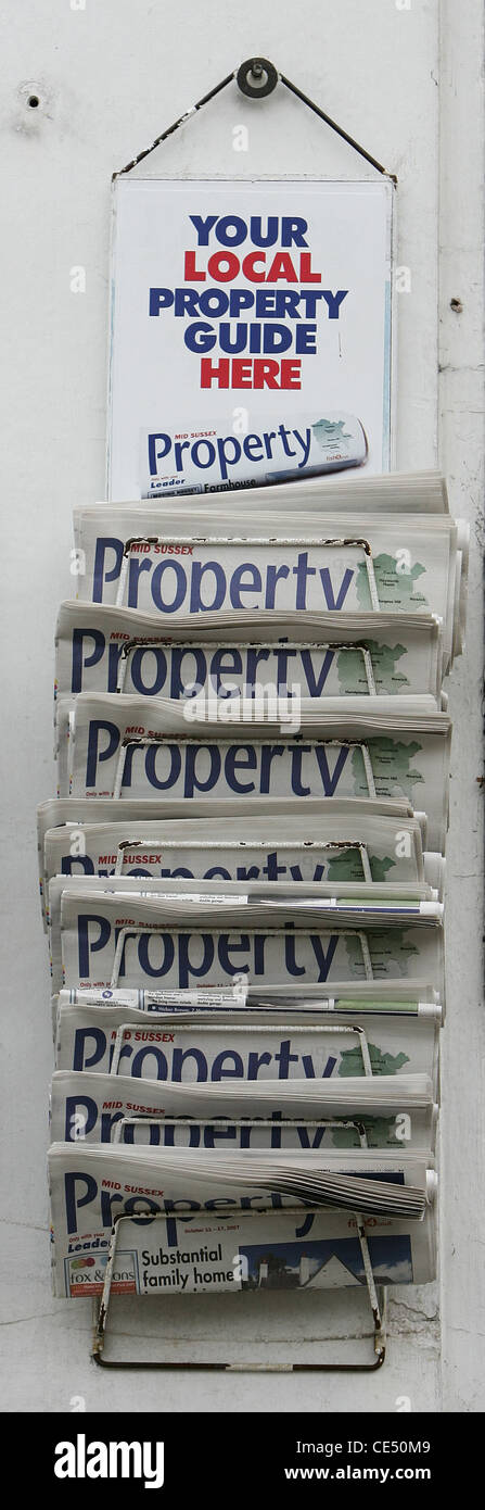 Zeitungen in Eigentum außerhalb eines Immobilienmaklers. Stockfoto