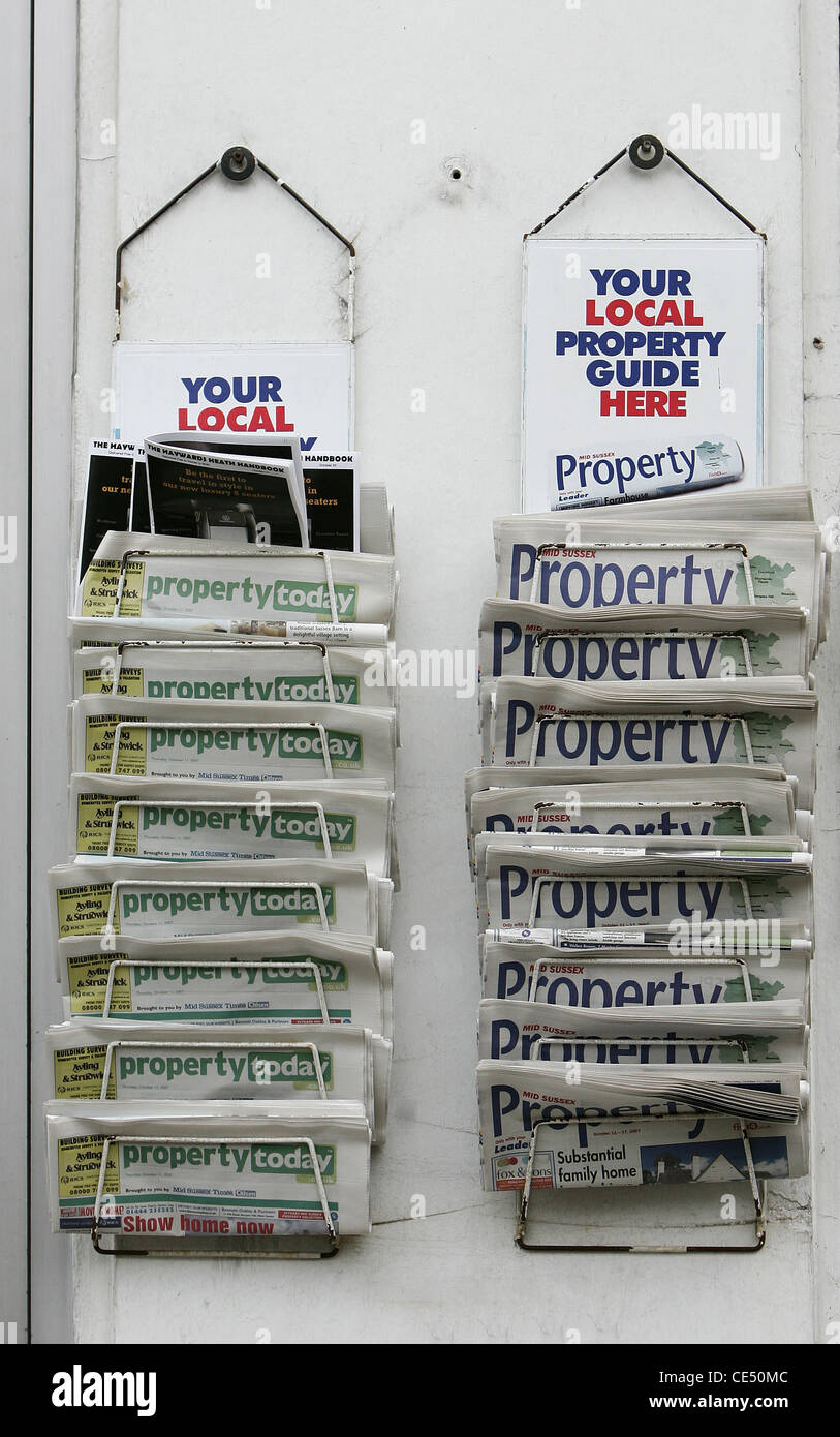 Zeitungen in Eigentum außerhalb eines Immobilienmaklers. Stockfoto