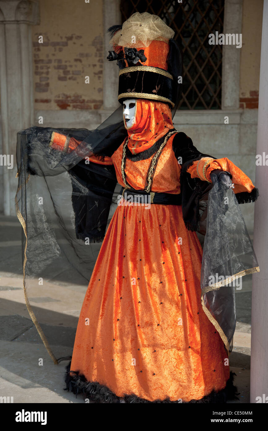 Maske tragen Gänger Karnevalsumzug auf den Straßen in Venedig Stockfoto