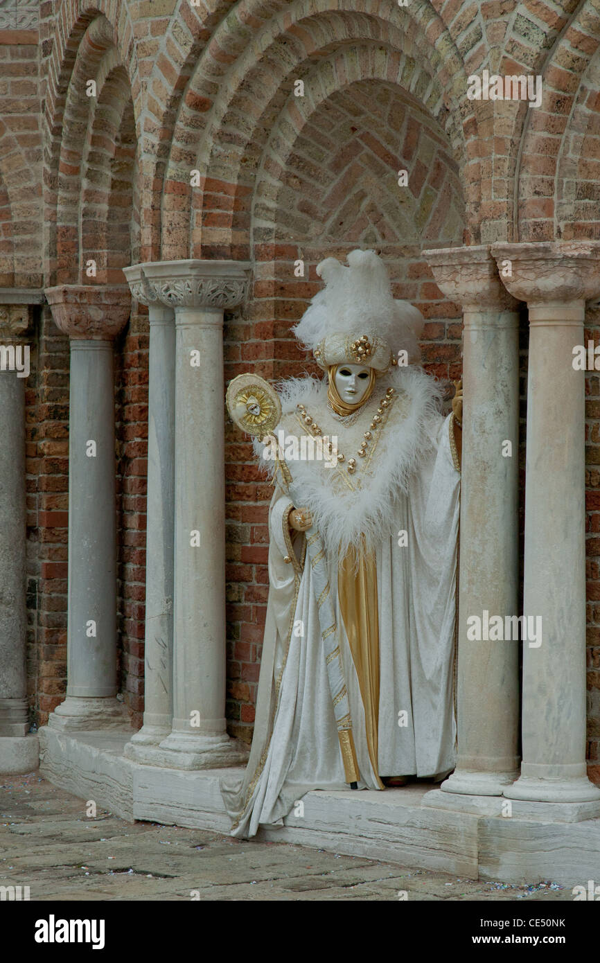 Maske tragen Gänger Karnevalsumzug auf den Straßen in Venedig Stockfoto