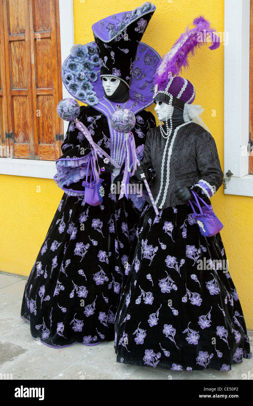 Maske tragen Gänger Karnevalsumzug auf den Straßen in Venedig Stockfoto