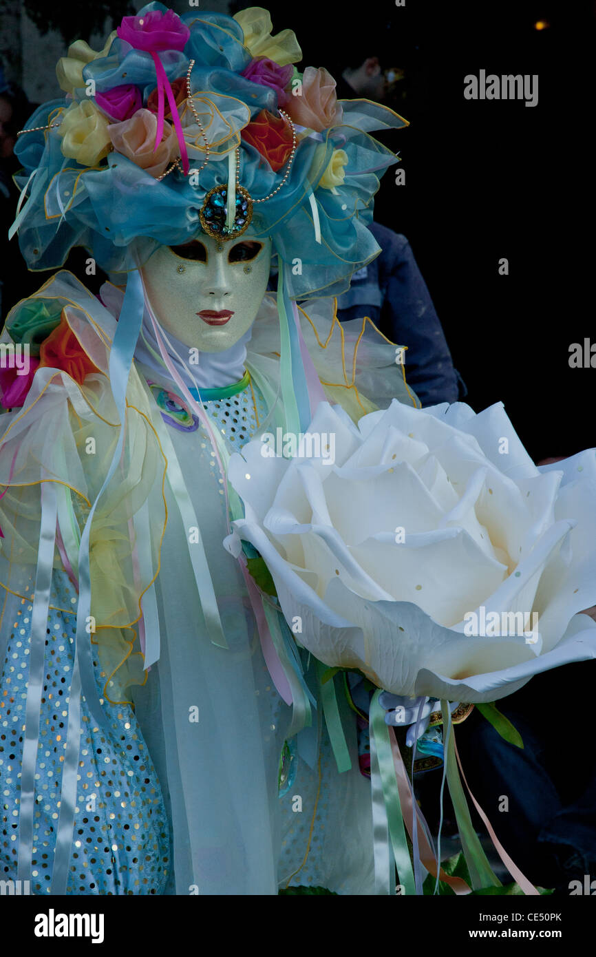 Ein Bild, aufgenommen während der Karneval in Venedig 2010 mit eine Maske tragen Karneval Goer mit Blumenornamente Stockfoto