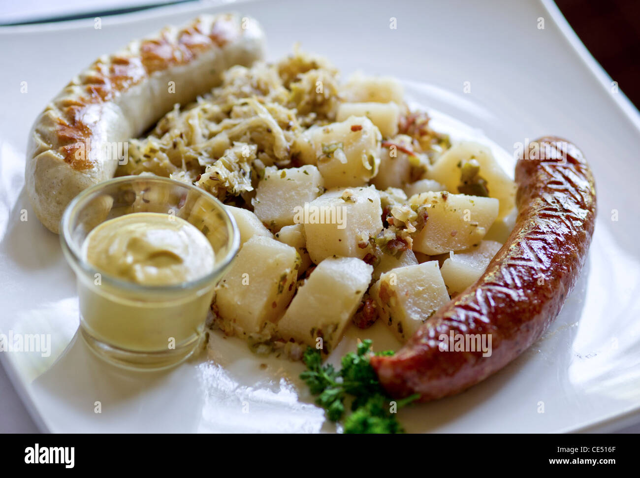 Deutsche Sauerkraut mit gewürzten Kartoffeln, Senf Spezialität Stockfoto