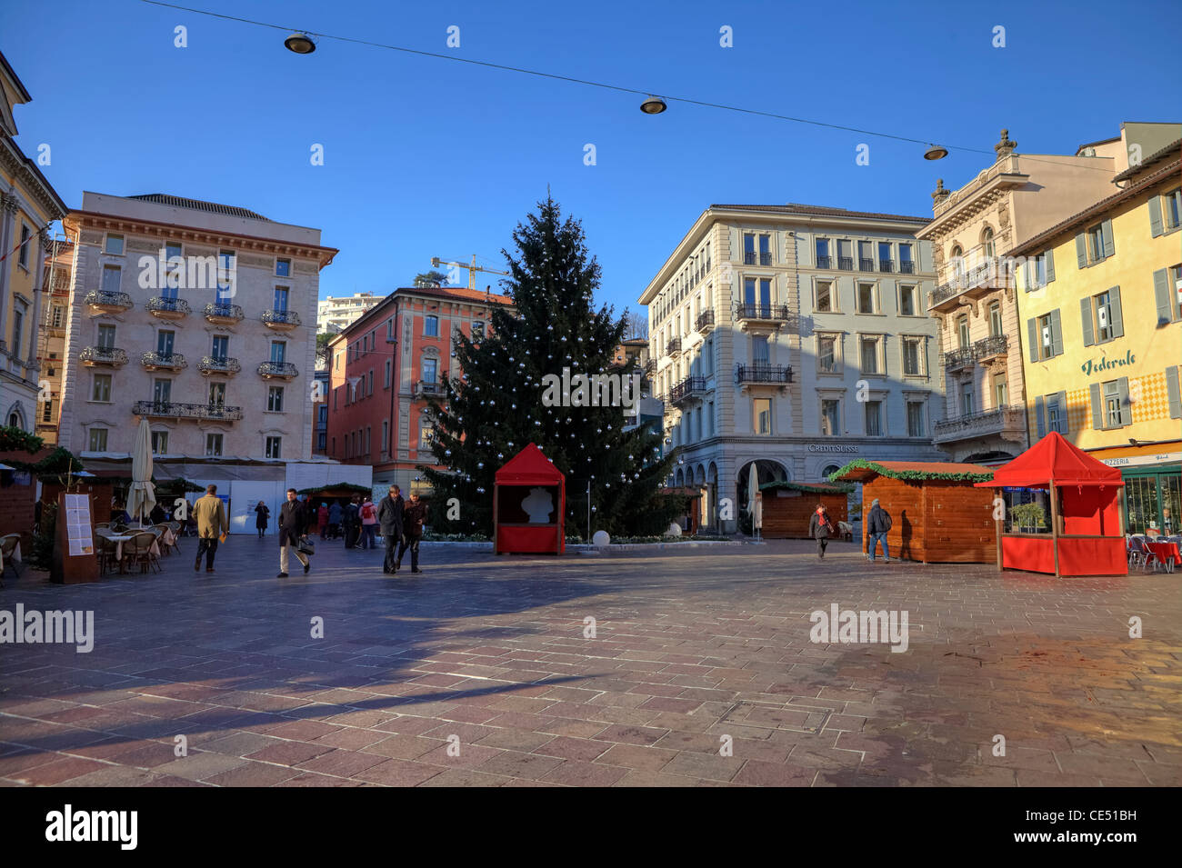 Piazza Riforma in Lugano, Tessin, Schweiz in der Weihnachtszeit mit Weihnachten und Weihnachten Marktstände Stockfoto