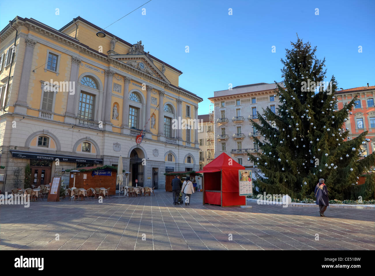 Piazza Riforma und das Rathaus in Lugano, Tessin, Schweiz in der Weihnachtszeit mit Weihnachtsbaum Stockfoto