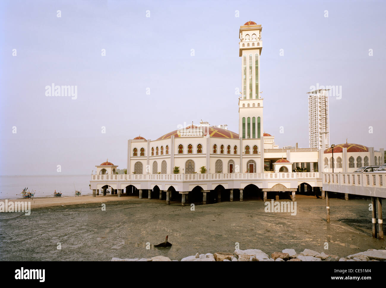 Die Islamische Schwimmende Moschee Masjid Terapung am Tanjung Bungah in
