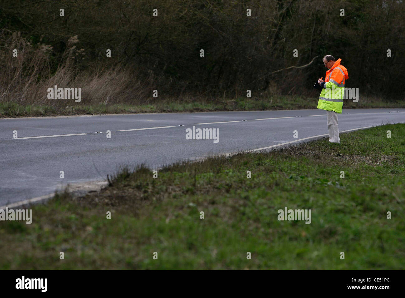 Ein Ermittler misst eine Fläche Straße wurden ein tödlicher Verkehrsunfall ereignete. Bild von James Boardman. Stockfoto