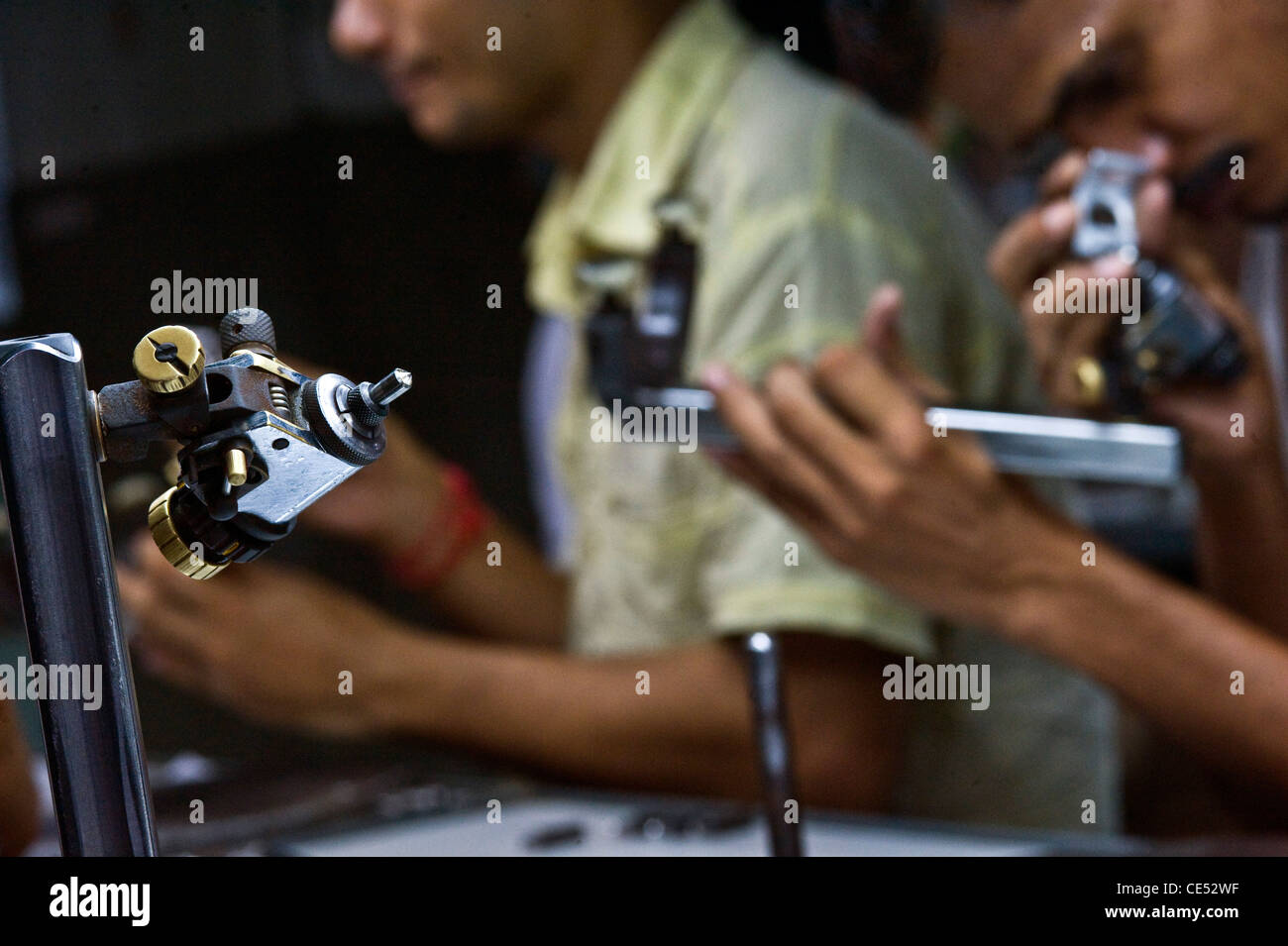 Arbeiter mit Dops Polieren und Inspektion Diamant Borivali Mumbai Indien Stockfoto