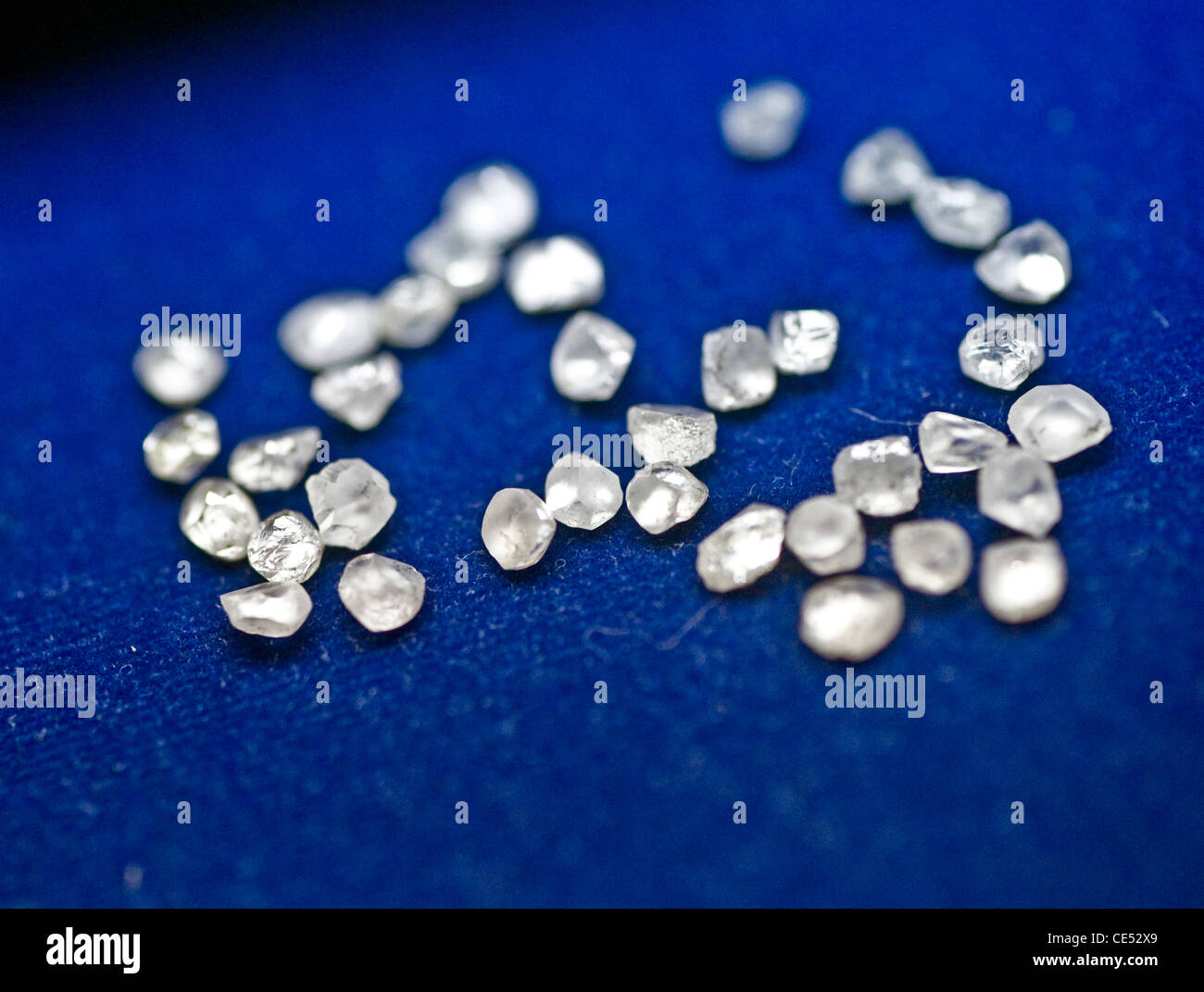 rauen und geschliffene Diamanten in Indien Rohdiamanten nicht Blutdiamanten ethisch vorbereitet bezogen Stockfoto