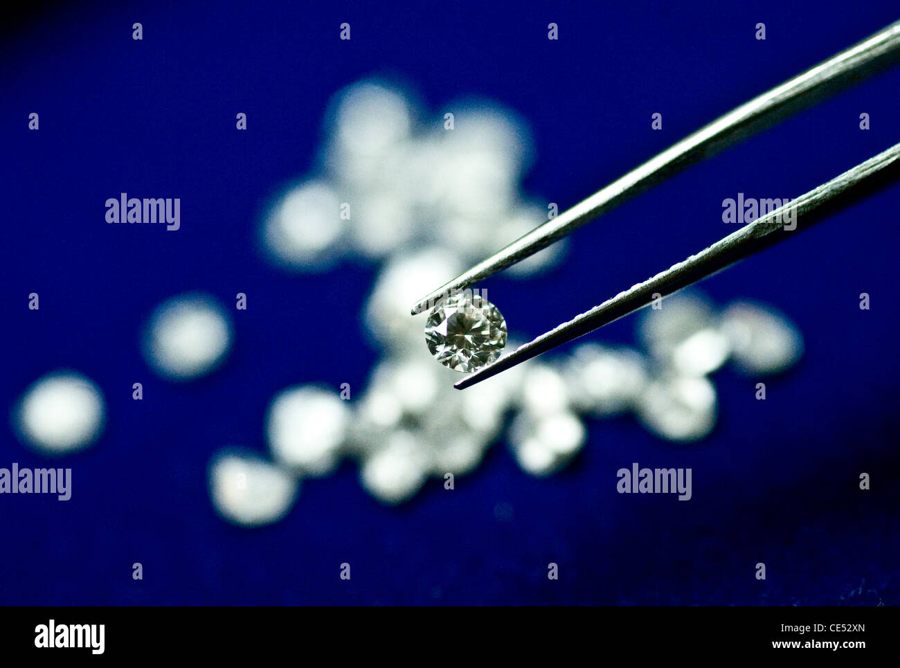 rauen und geschliffenen Diamanten in Indien vorbereitet Stockfoto