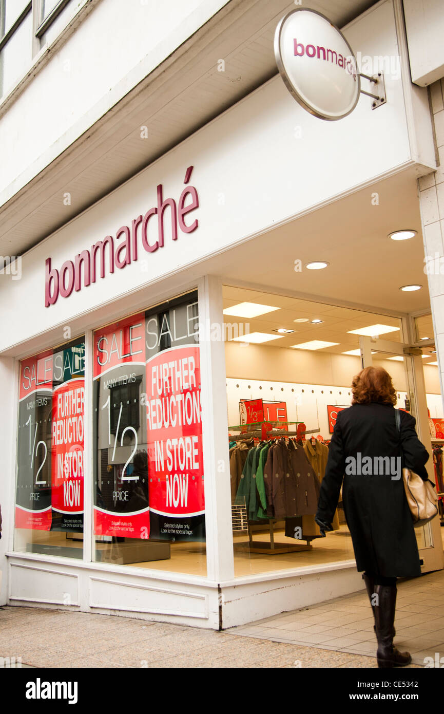 Ein Zweig der Hautpstraße Damenmode Kleidung speichern BONMARCHE, UK Stockfoto