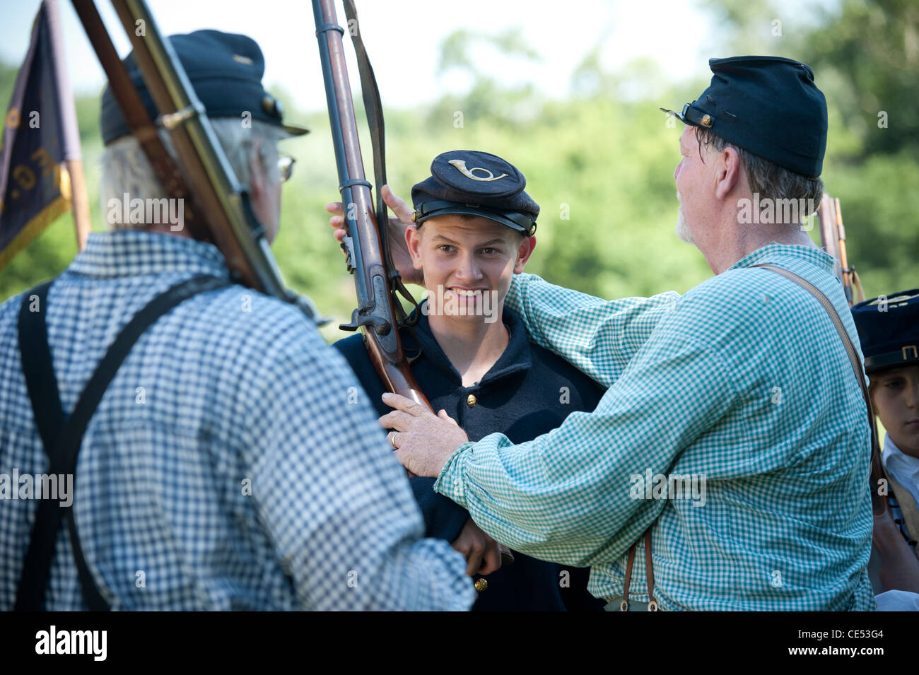 Junge und zwei ältere Herren reenacting Bürgerkrieg im Feldlager in Union Mills MD Stockfoto
