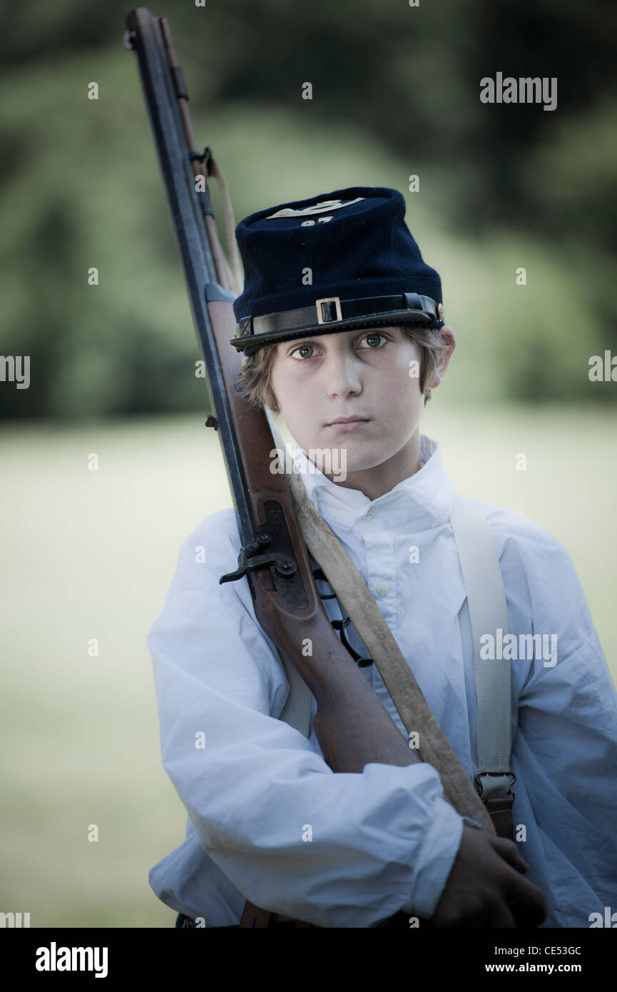 Kleiner Junge reenacting Bürgerkrieg im Feldlager in Union Mills MD Stockfoto