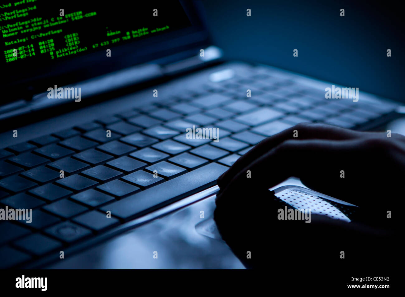 Hacker mit Laptop. Es gibt viele Ziffern auf dem Computerbildschirm. Stockfoto