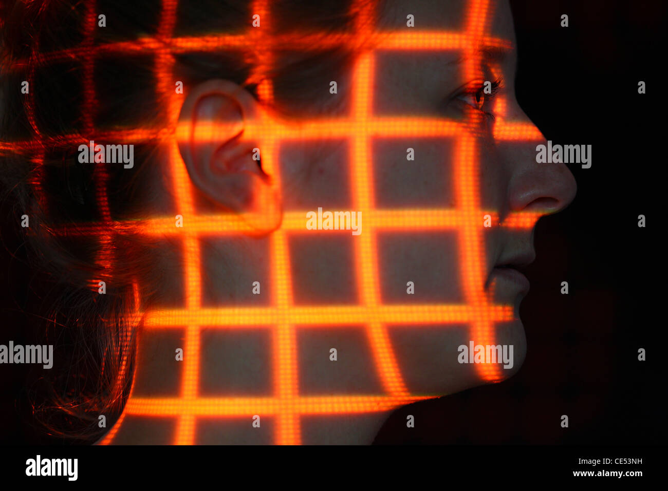 Biometrie, Symbolfoto. Automatische Gesichtserkennung mit einem Laserscanner. 3D-Modell eines weiblichen Gesichts zur Erzeugung von digitalen Daten. Stockfoto