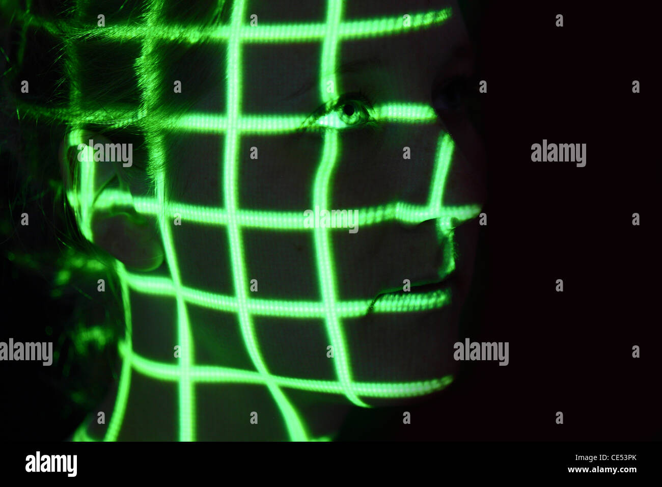 Biometrie, Symbolfoto. Automatische Gesichtserkennung mit einem Laserscanner. 3D-Modell eines weiblichen Gesichts zur Erzeugung von digitalen Daten. Stockfoto