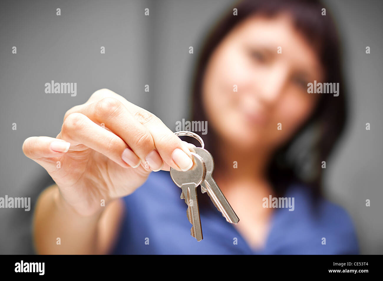 Makler ist der Schlüssel zu einer Wohnung für einige Kunden geben. konzentrieren sich auf die Schlüssel Stockfoto