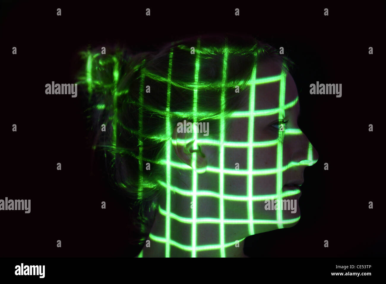 Biometrie, Symbolfoto. Automatische Gesichtserkennung mit einem Laserscanner. 3D-Modell eines weiblichen Gesichts zur Erzeugung von digitalen Daten. Stockfoto