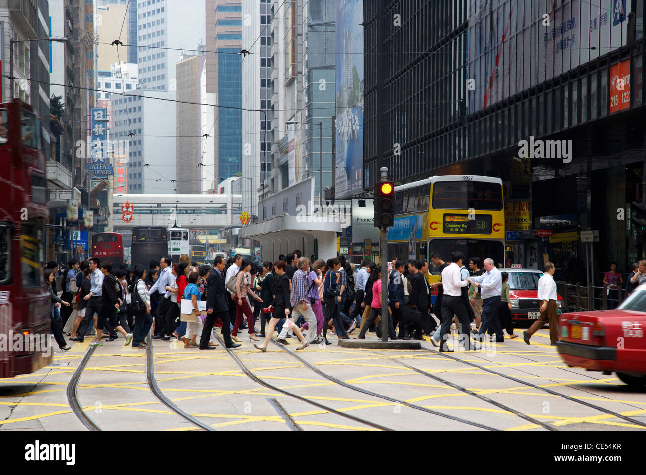 viele Menschen Fußgängerüberweg Straße Straße in der belebten Innenstadt von Hongkong Sonderverwaltungsregion Hongkong China Asien Stockfoto