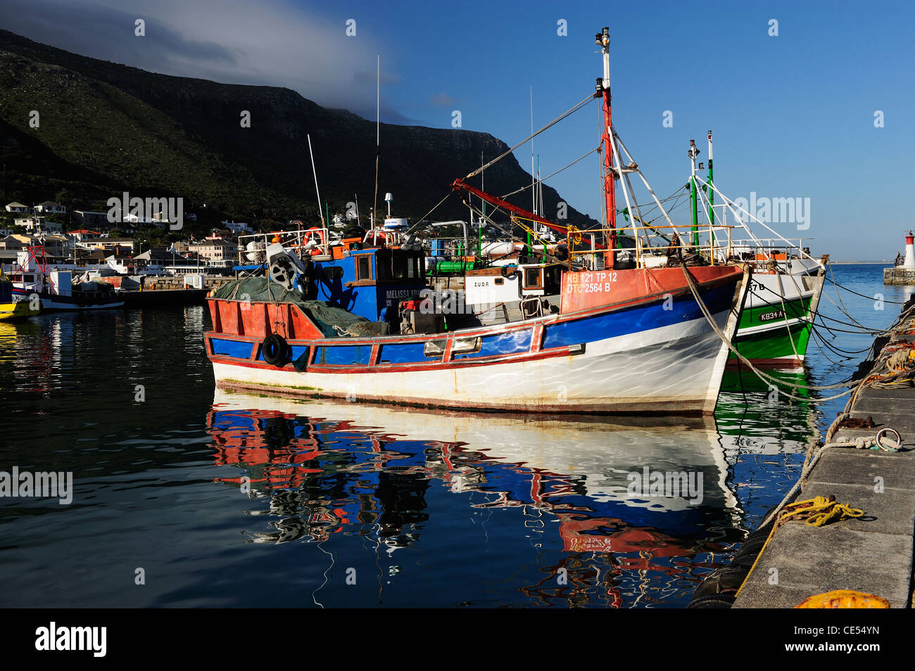 Bunte Fischerboote in Fish Hoek Hafen, Kap-Halbinsel, Western Cape, Südafrika Stockfoto