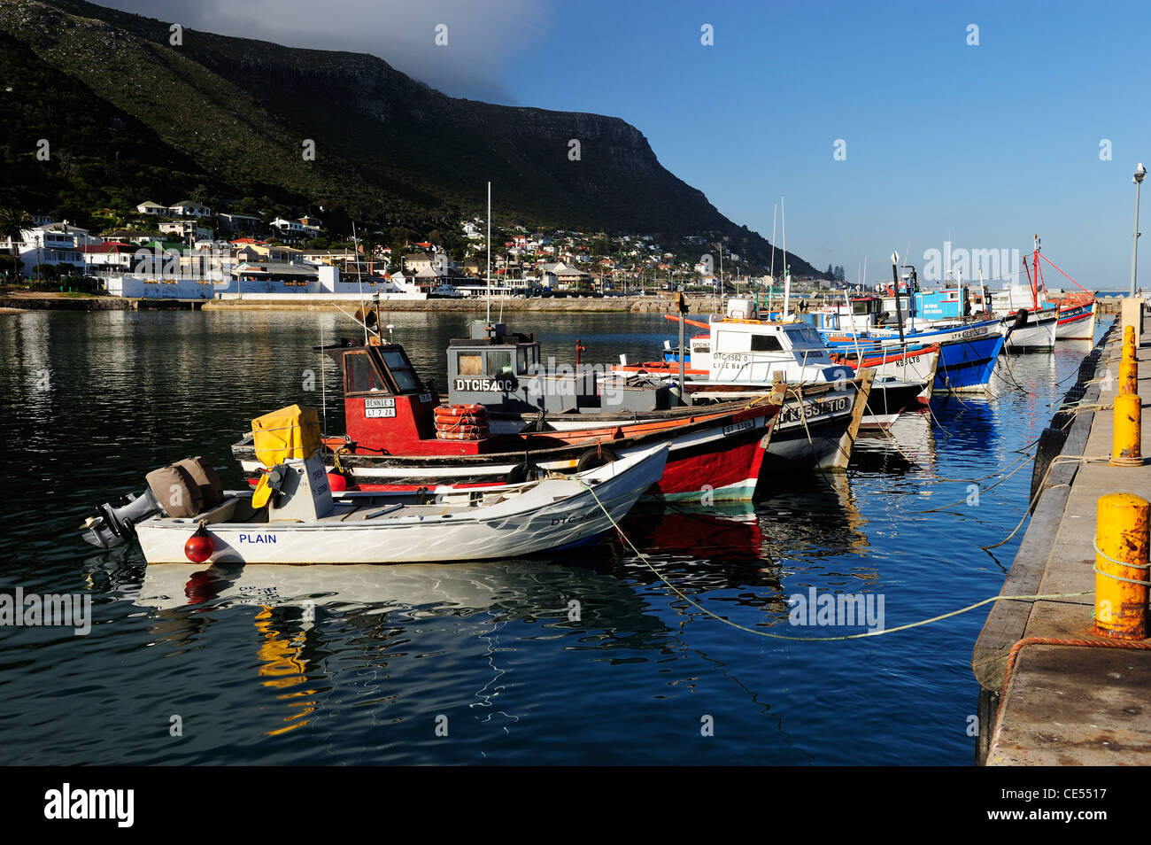 Bunte Fischerboote in Fish Hoek Hafen, Kap-Halbinsel, Western Cape, Südafrika Stockfoto