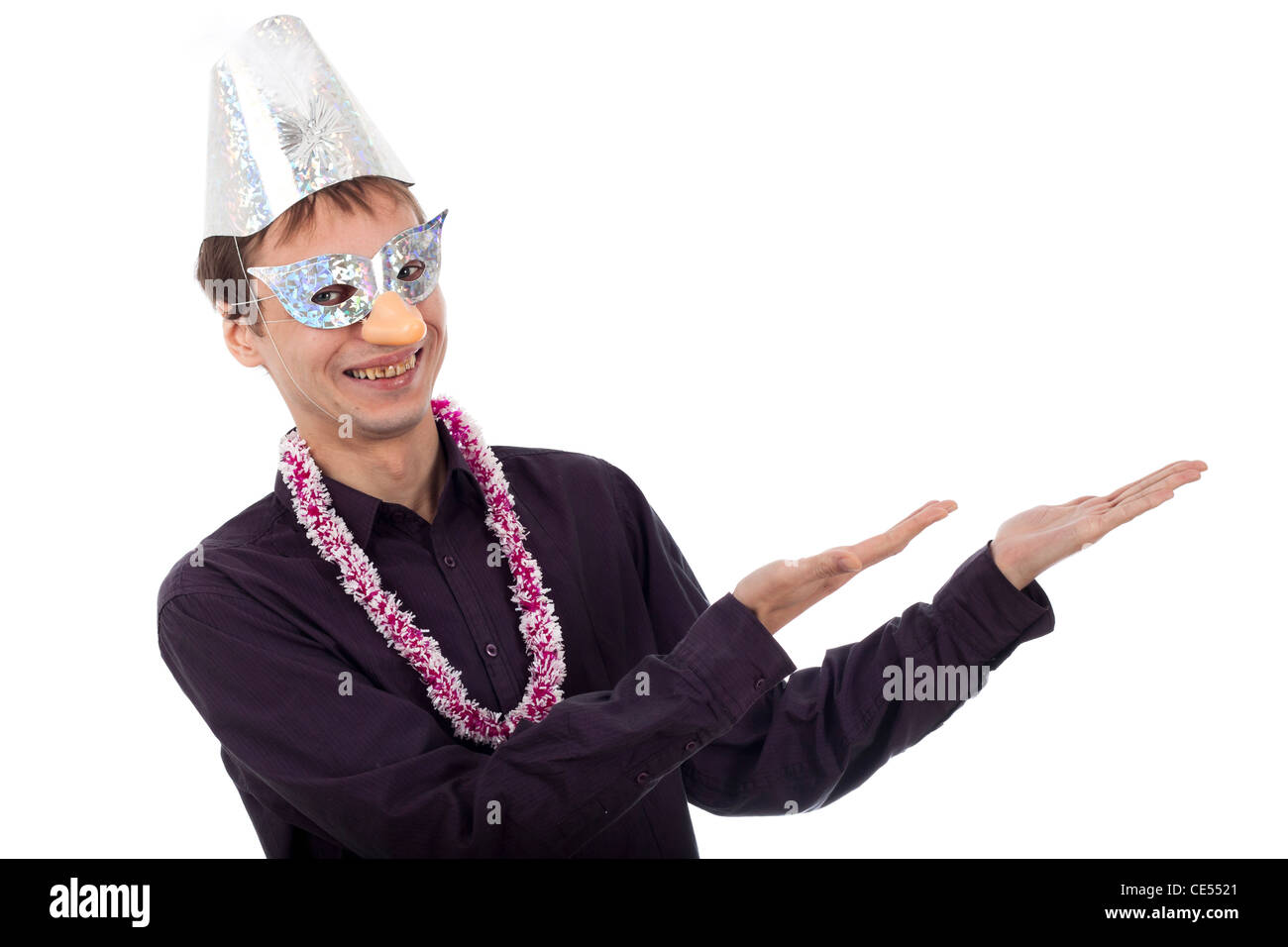 Lustige hässlich Nerd Mann tragen Partei Maske zeigt, isoliert auf weißem Hintergrund. Stockfoto