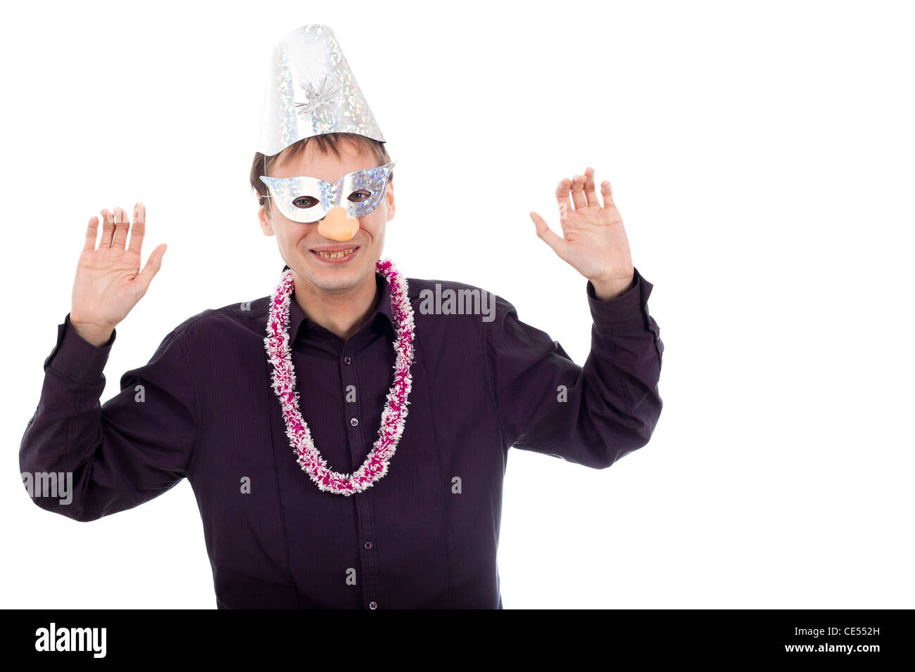 Lustige hässlich Nerd Mann trägt Partei Maske, isoliert auf weißem Hintergrund. Stockfoto
