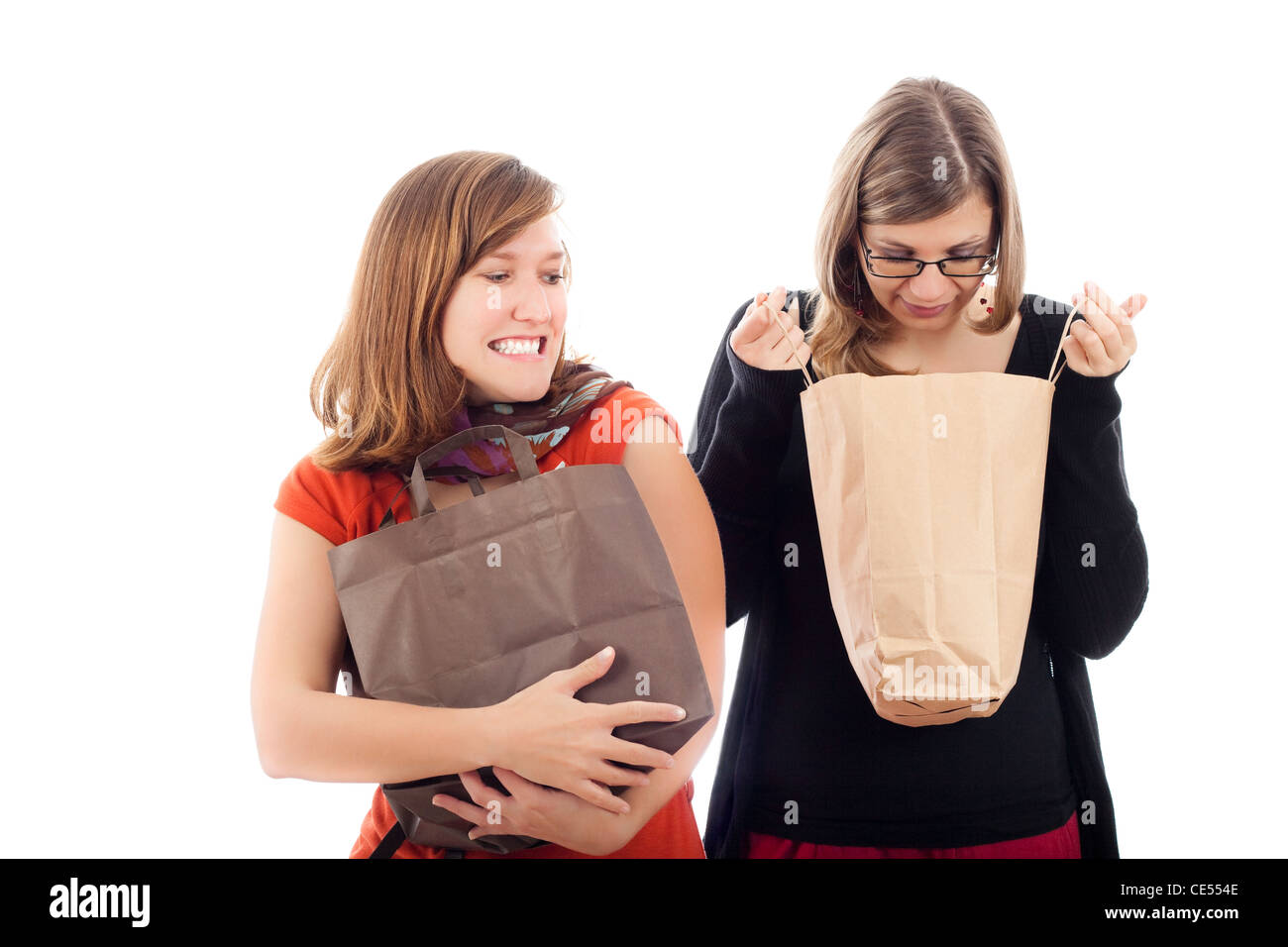 Shopping Wahnsinn Konzept, zwei junge begeistert Frauen einkaufen, isoliert auf weißem Hintergrund. Stockfoto