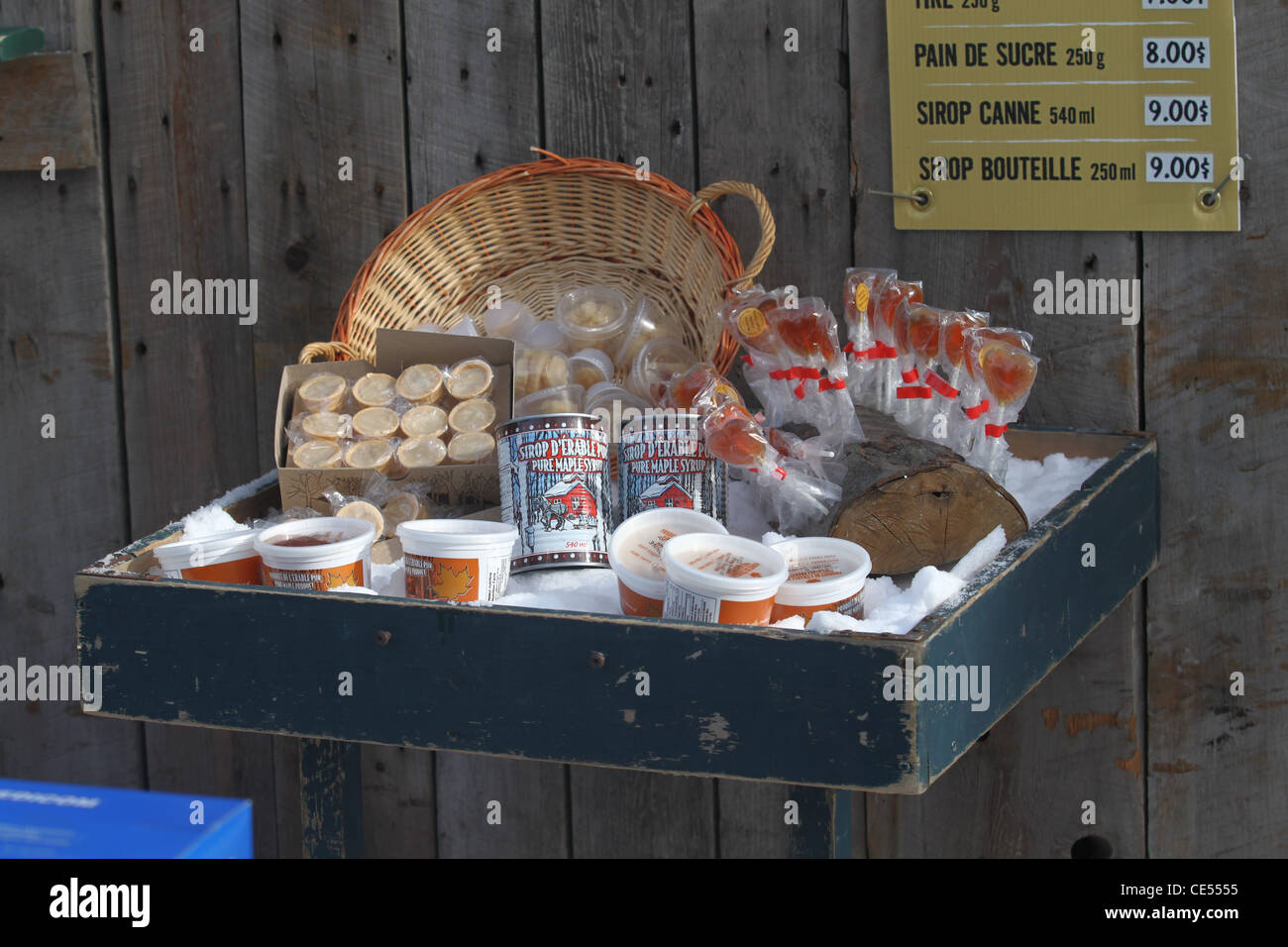 Quebec-Ahornsirup-Produkte in einer Holzkiste Stockfoto