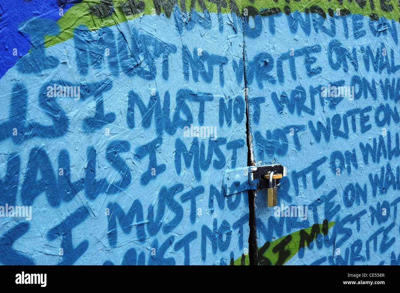 "Ich muss nicht an Wänden schreiben", eine Graffitiwand in Stokes Croft, Bristol Stockfoto