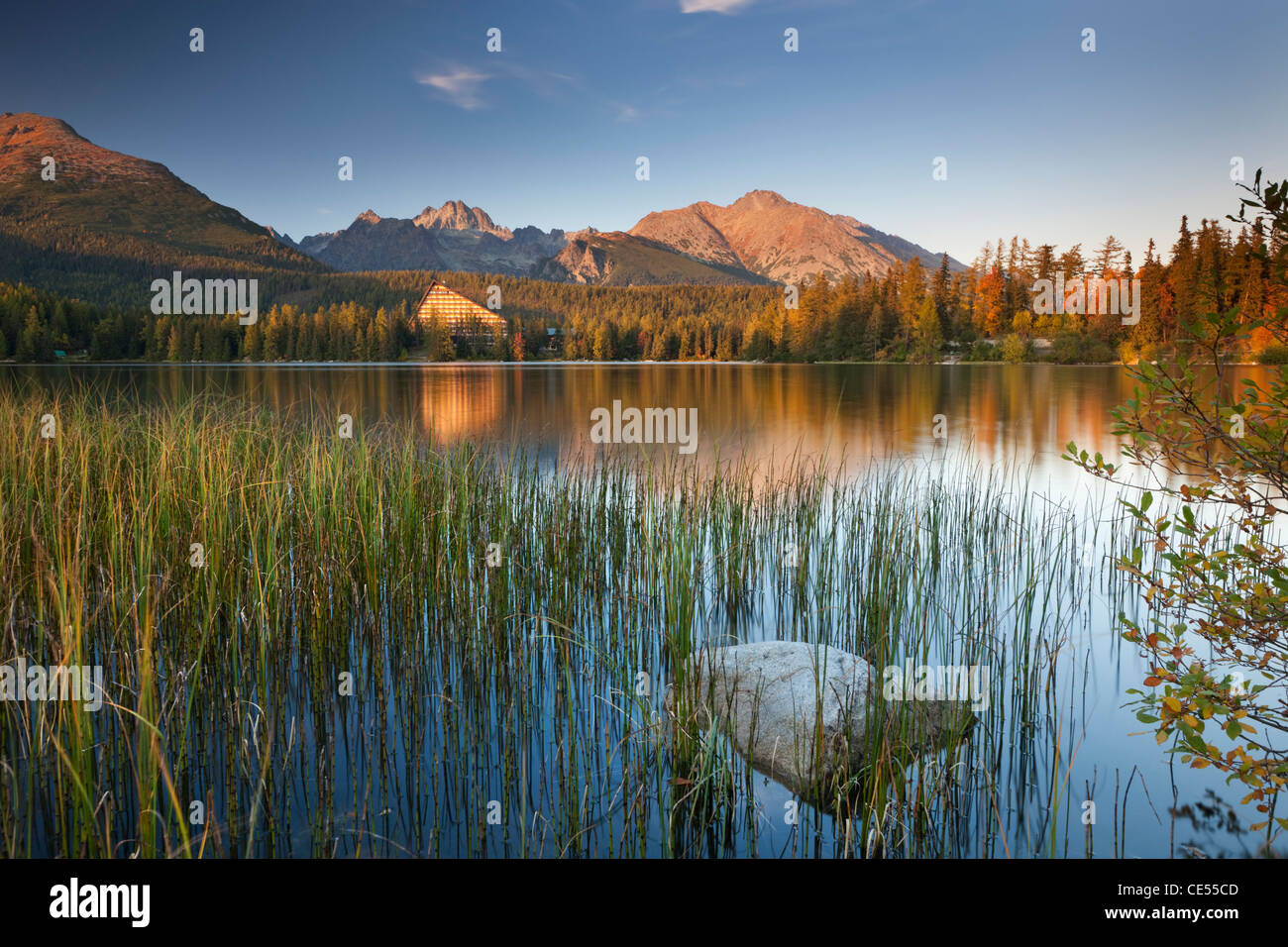 Strbske Pleso See in der hohen Tatra, Slowakei, Europa. Herbst (Oktober) 2011. Stockfoto
