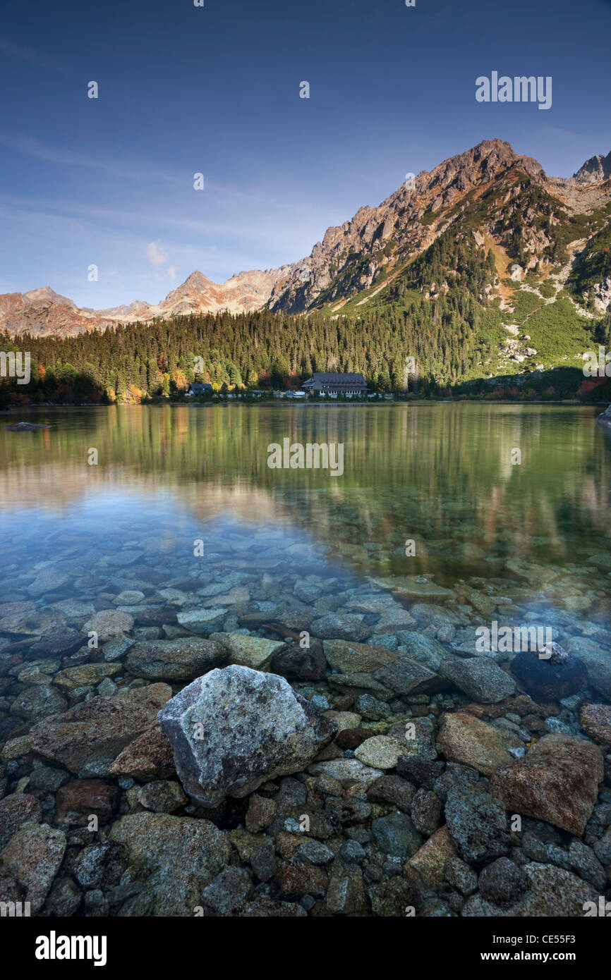 Popradske Pleso See in der hohen Tatra der Slowakei, Europa. Herbst (Oktober) 2011. Stockfoto