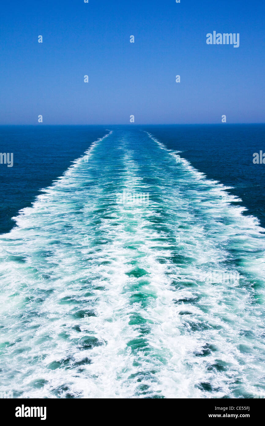 Ein einfaches Bild der Totenwache eines Schiffes, symbolisch für Reise, Entfernung, Reisen, Abfahrt und Neuanfänge, startet frisch. Stockfoto