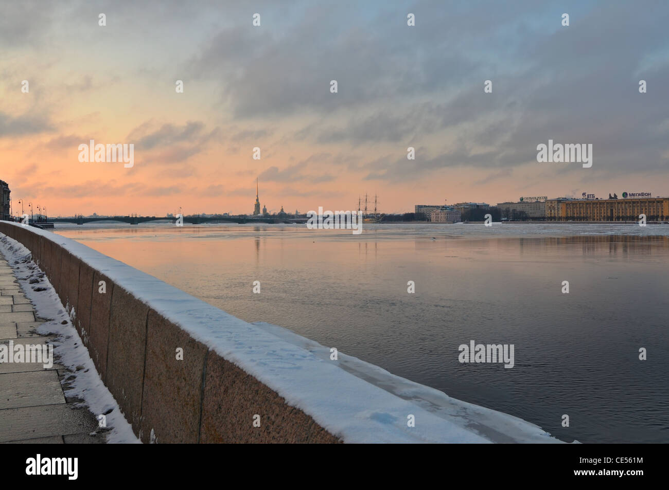 Sankt - Petersburg: Klassische Ansicht der Stadt - Peter und Paul Festung und Newa im winter Stockfoto