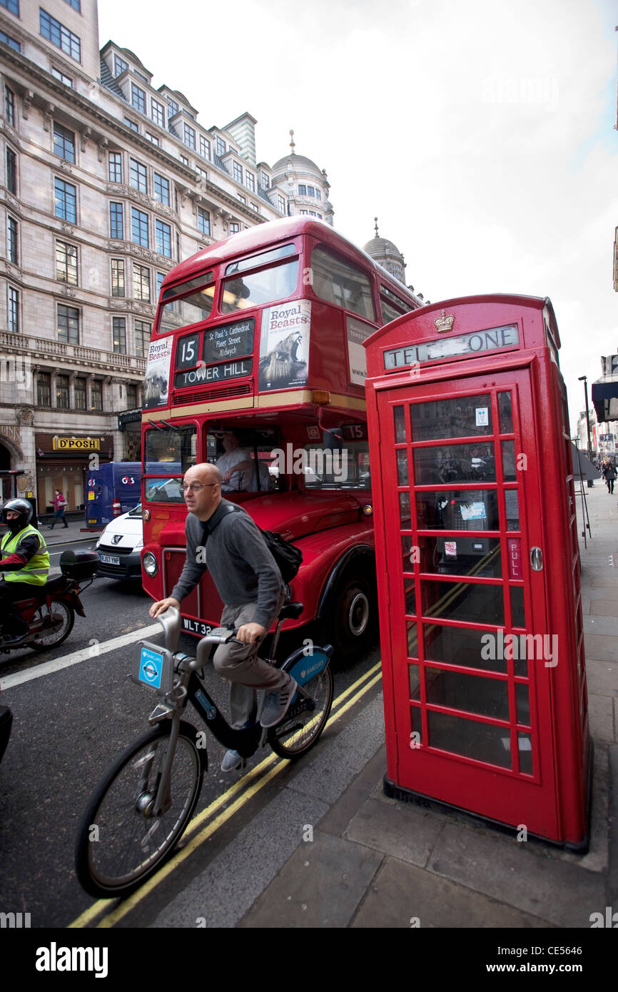 Radfahrer vor Routemaster Bus vorbei rote Telefonzelle am Strand, in zentrales London, England, UK. Foto: Jeff Gilbert Stockfoto