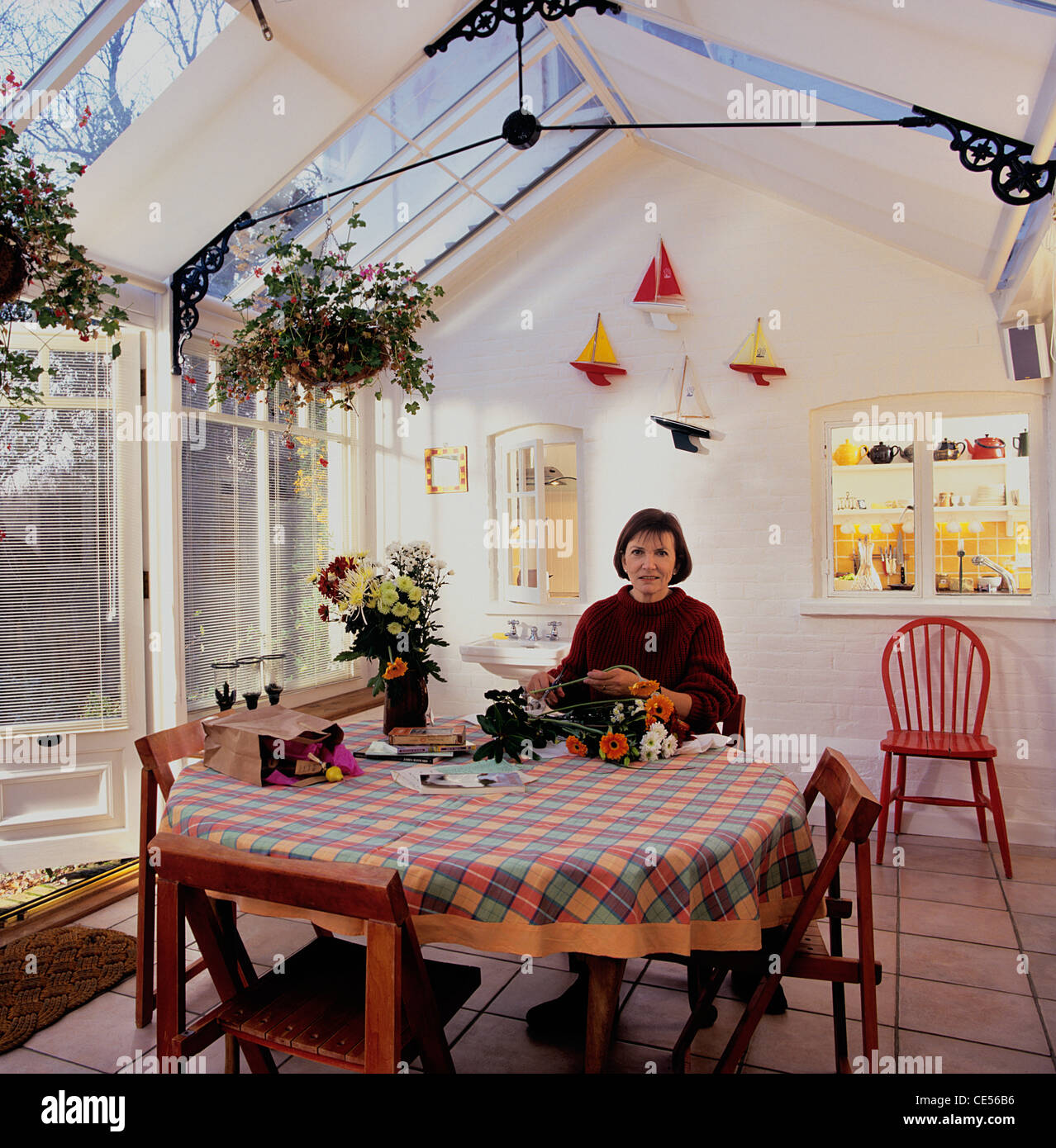 Joan Bakewell im Wintergarten ihr Landhaus in Suffolk Stockfoto