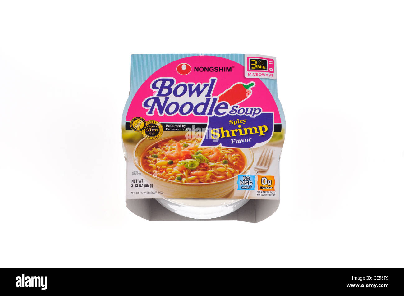Paket von nongshim Mikrowelle würzige Garnelen geschmack Nudelsuppe auf weißem Hintergrund Ausschnitt USA Stockfoto