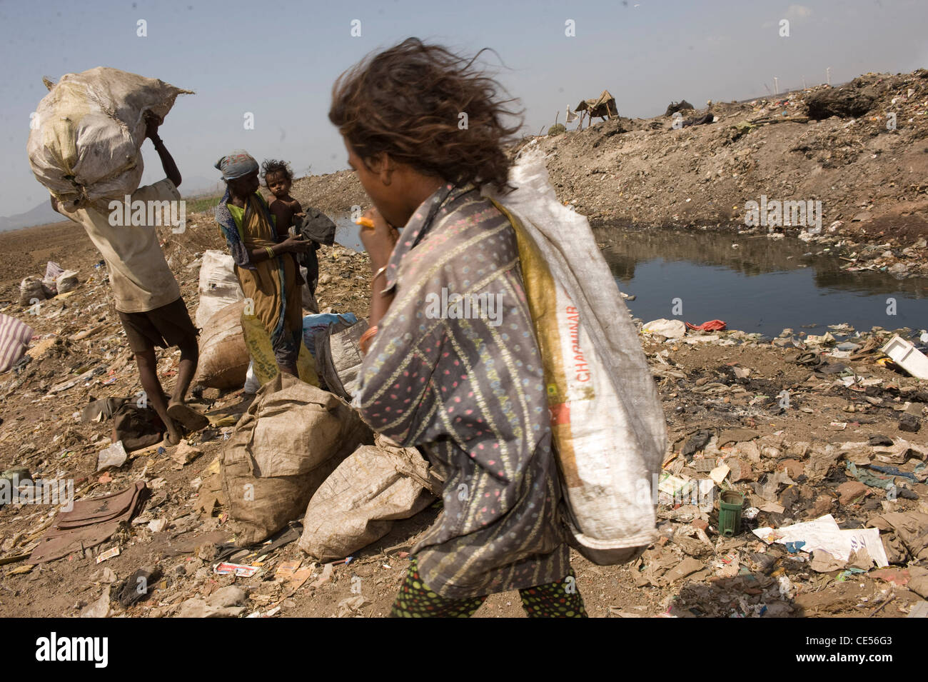 Eine Familie von Rag Pickers abgebildet auf einer Deponie in Virar