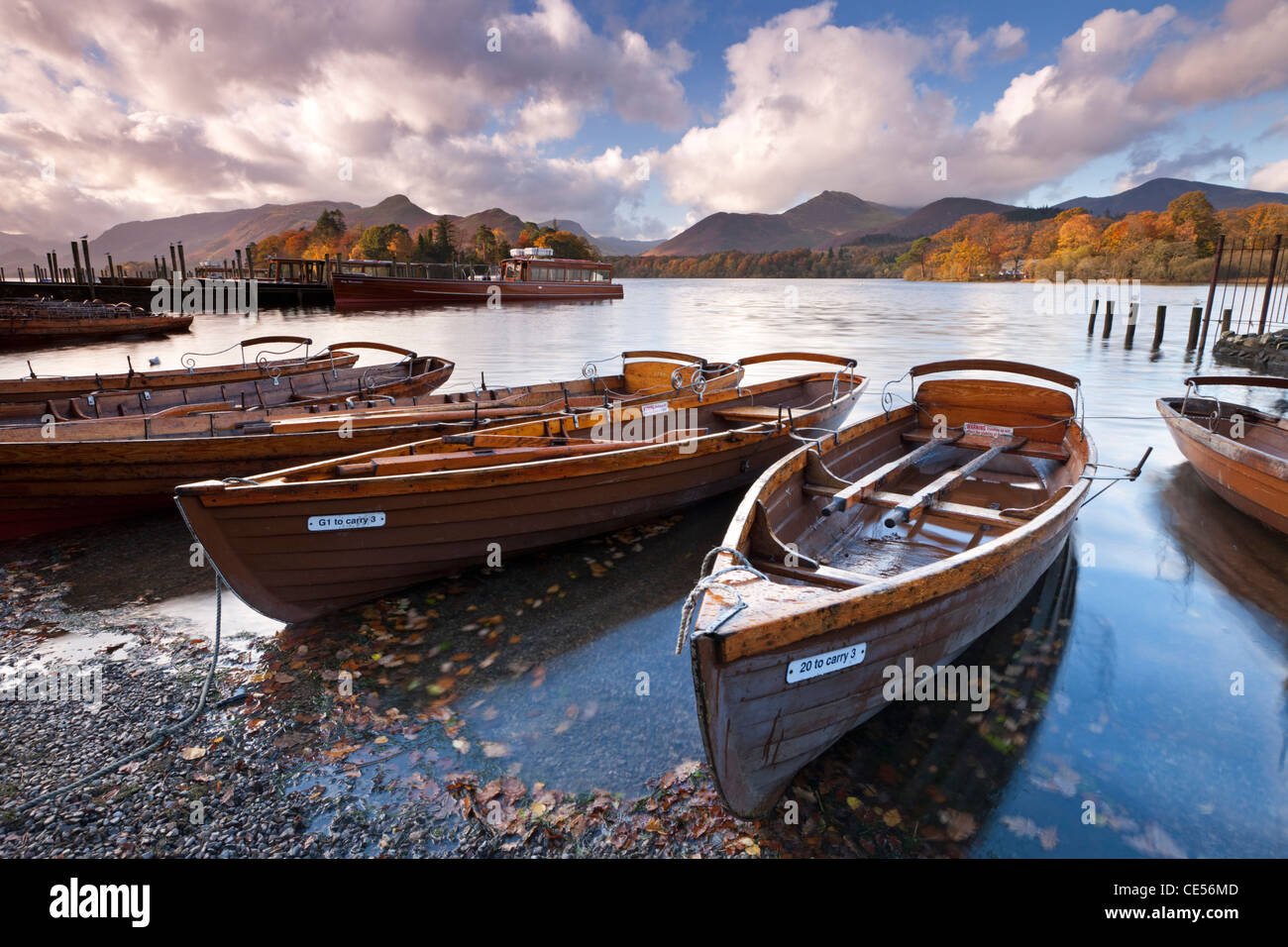 Ruderboote am Derwent Water in Keswick, Lake District, Cumbria, England. Herbst (November) 2011. Stockfoto