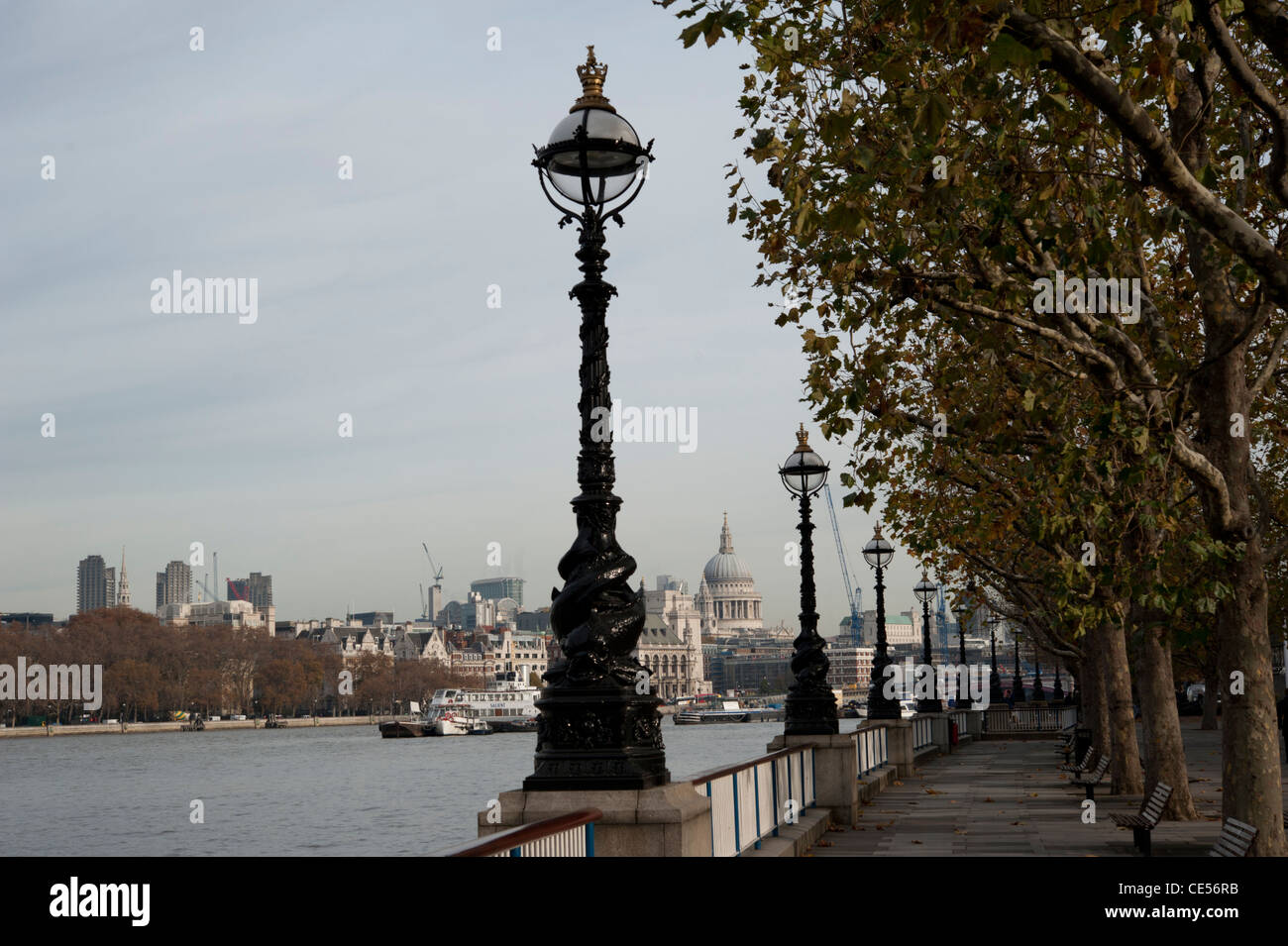 Blick auf den Fluss Themse und St. Pauls Cathedral aus dem Südufer, Bankside, London, UK Stockfoto