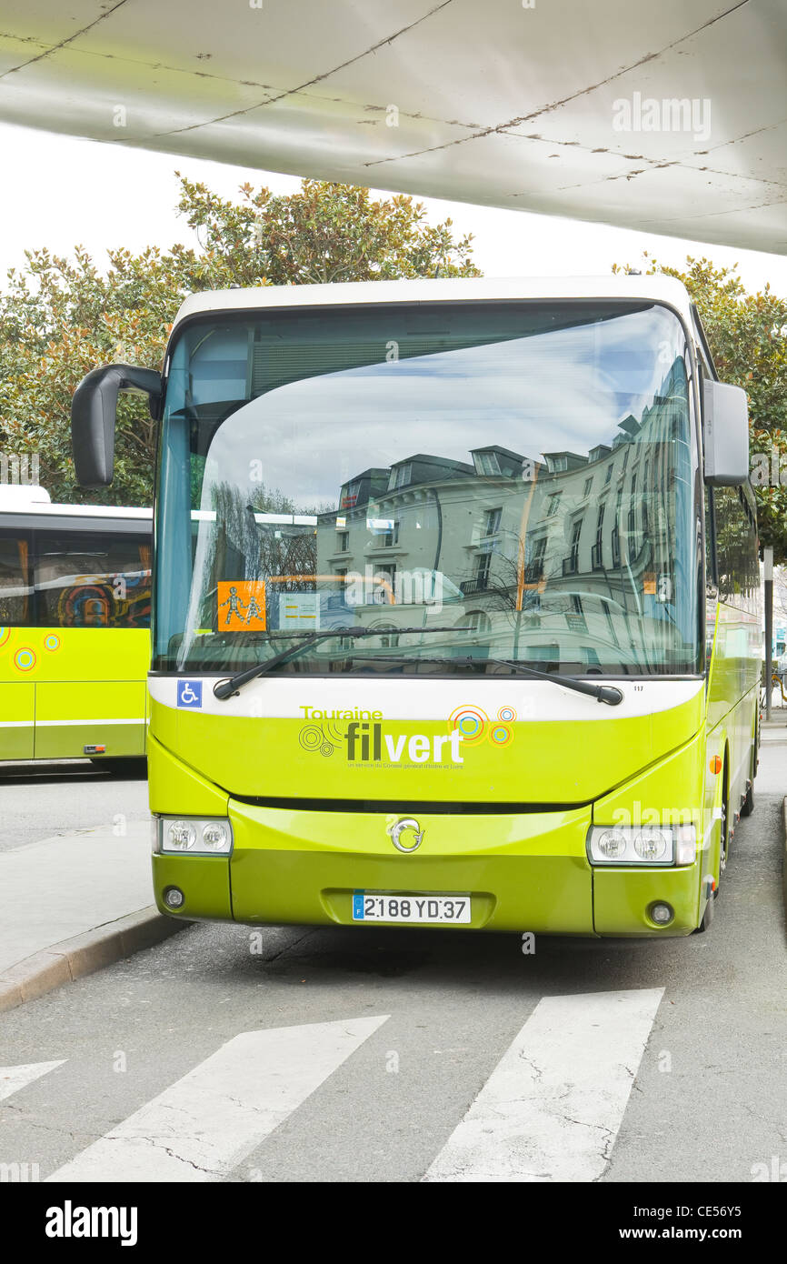 Ein lokaler Bus erwartet Abfahrt vor den Touren Bahnhof in Frankreich. Der Bus-Service nennt man Filvert oder Fil Vert. Stockfoto