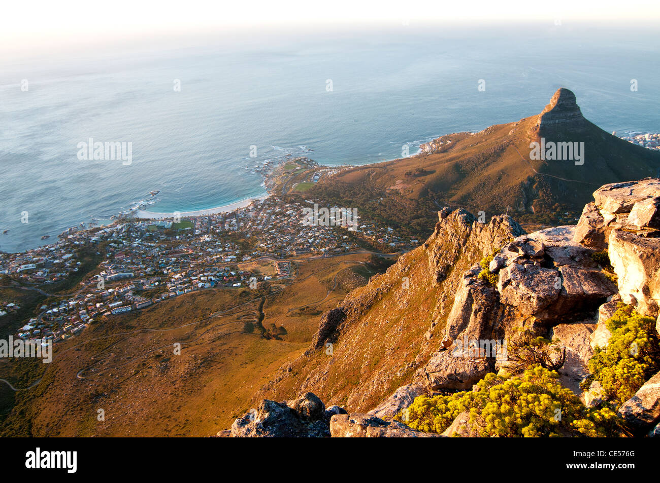 Blick auf Camps Bay und des Löwen Kopf vom Tafelberg, Kapstadt, Südafrika Stockfoto