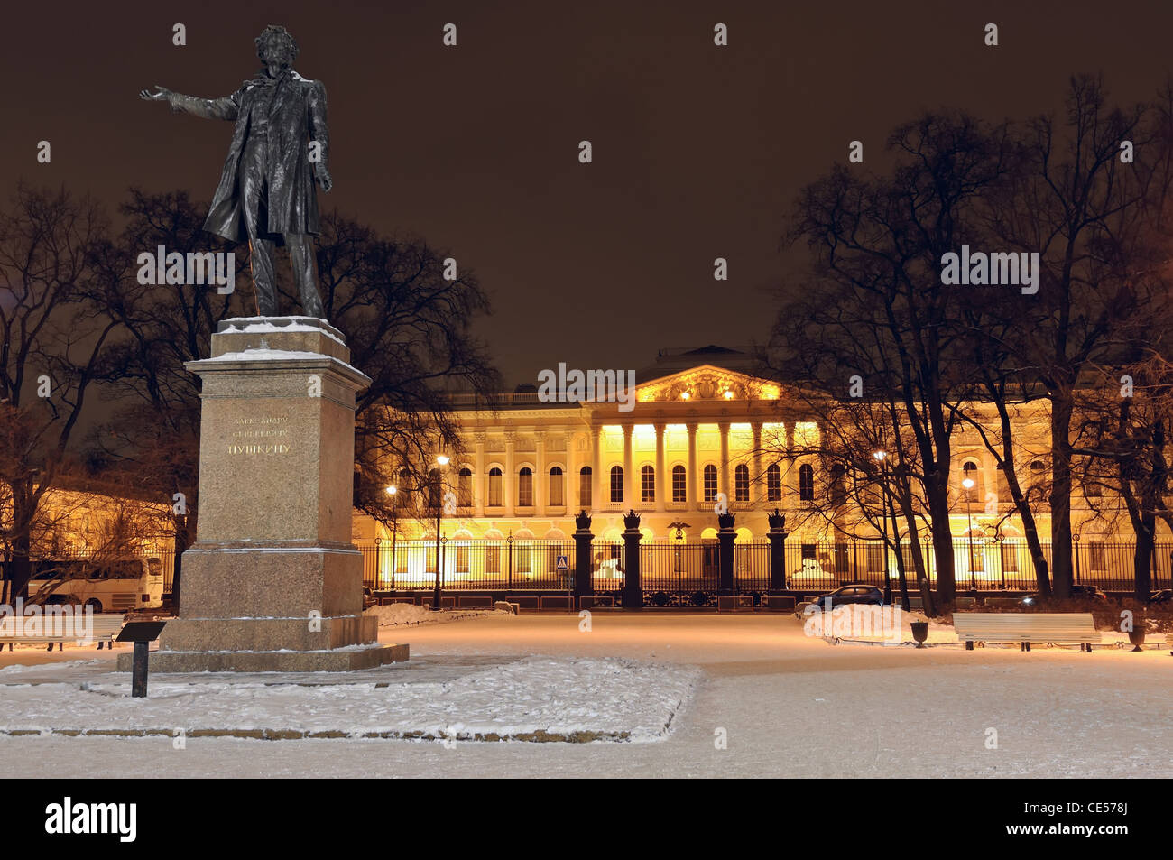Sankt-Petersburg: Statue von Alexander Pushkin, berühmte russische Dichter. Nachtansicht Stockfoto