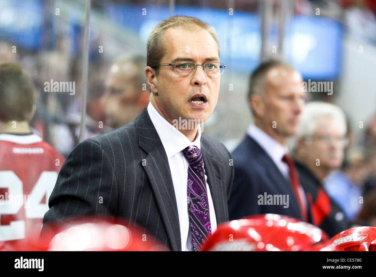 Carolina Hurricanes Head Coach Paul Maurice in der NHL in der Saison 2011 / 2012 im RBC Center in Raleigh, NC Stockfoto