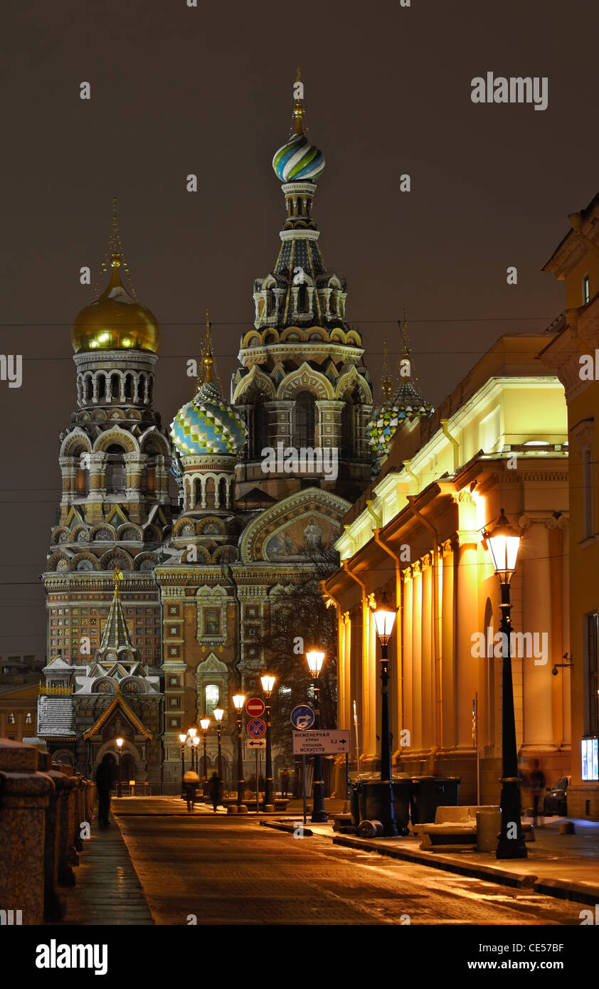 Sankt - Petersburg: Winter Nachtansicht der Kirche des Retters auf Blut Stockfoto