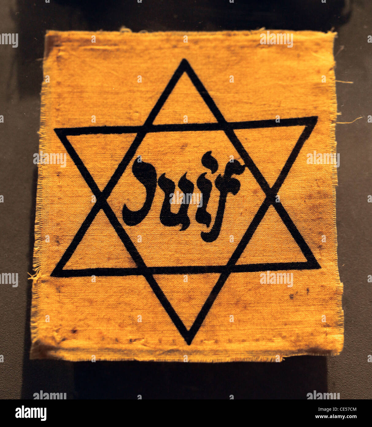 Das Wort jüdisch in französischer Sprache Über die gelben Abzeichen oder gelb Patch mit dem Stern Davids, obligatorisch für die jüdischen Menschen, die von den Nazis in Frankreich Stockfoto
